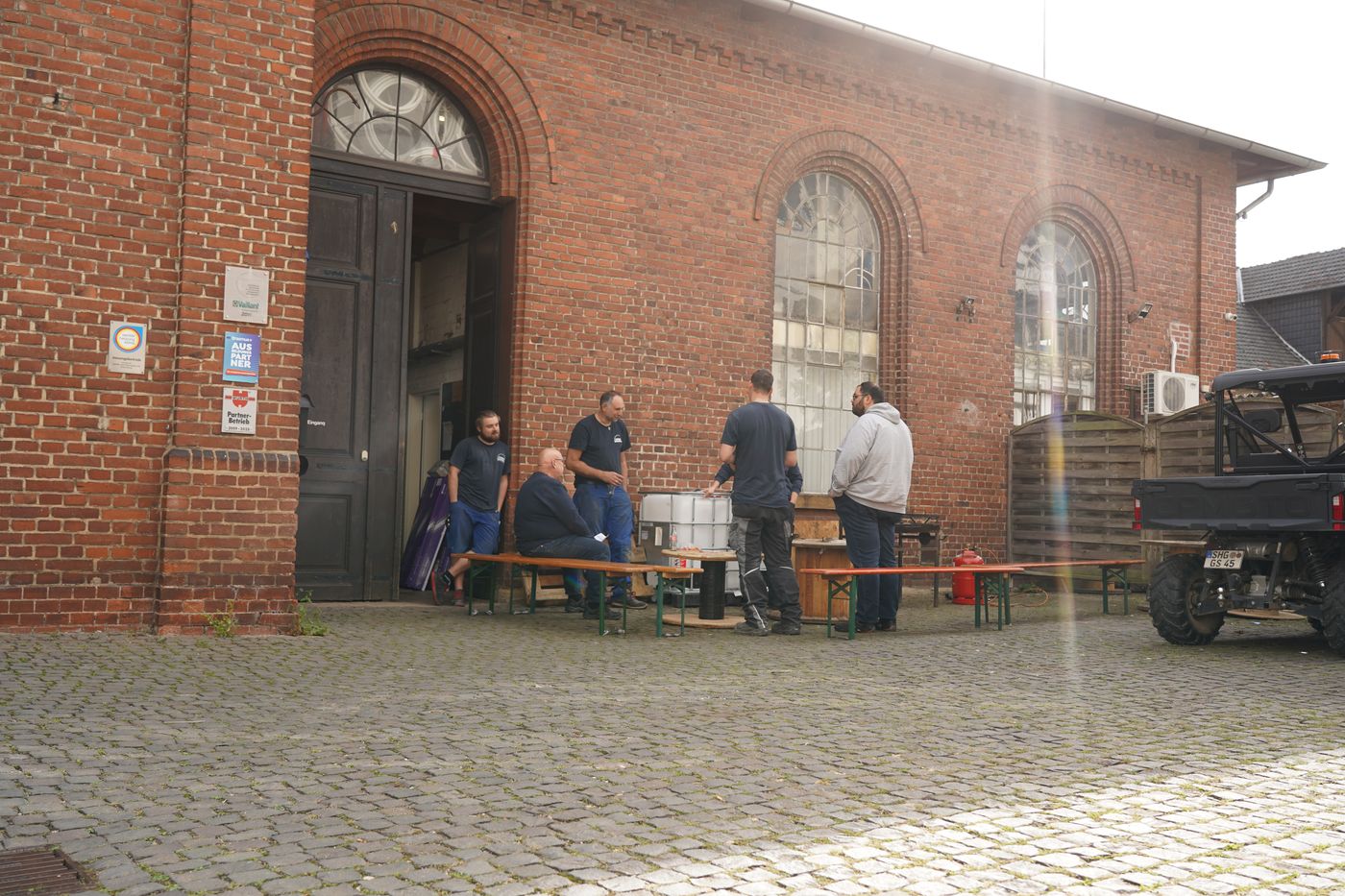 Das Team im Hof vor dem Firmengebäude