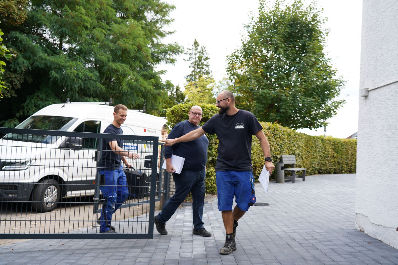 Kollege lädt mit einer Geste zum Hereinkommen ein