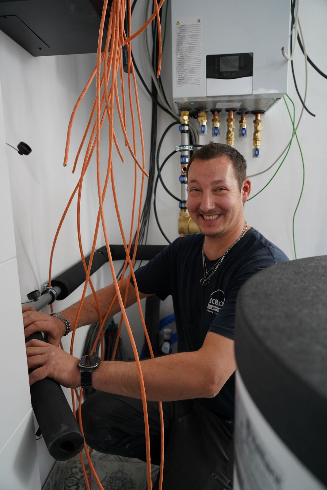 Kollege beim Anschluss einer Wärmepumpe